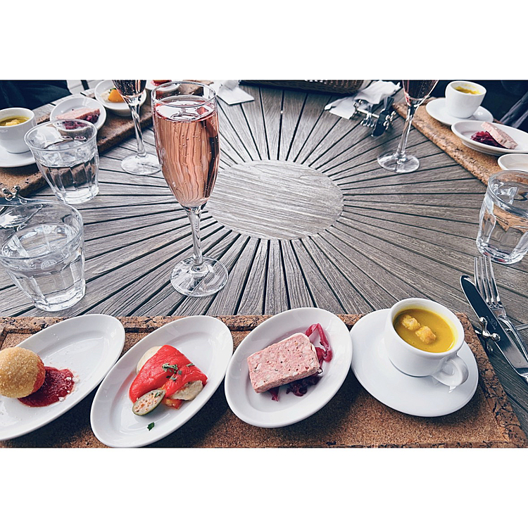 友達も時間を合わせてくれて

今度会うのは来年だねって

よくあるんですが、前菜しか撮ってません😅ははは





