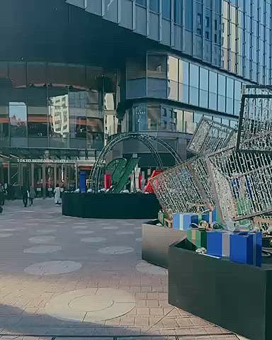 ミッドタウンの隣でランチしました

サラダ🥗は「このお店失敗かも…」

と思っていたら

鯛と帆立のポアレは美味しかったです

鶏肉もほろほろでした😊

焼く人が上手いんだろうなぁ









