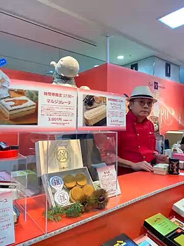 そしてまた高島屋のメゾンデュショコラへ🍫

お店に入るための抽選がやっと当選✨
しかもなかなか早めの時間⏰
人気商品は冷凍品で1時間以内の持ち歩きならしばらく保存出来るけどそれ以上の持ち歩きだと本日中の召し上がりって、、、まだこの後何店舗も行くので見送り🙅

事前にルートや商品、個数を決めて挑んだのでいつもよりは冷静に無駄無く購入出来ました✨
今回は半分近くが人へのプレゼントですが、
来週もメイン会場にオープン時間前に入場出来る優先入場が当選したので散財予定です💦💦