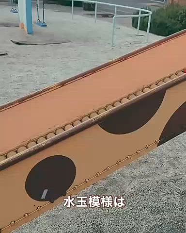 今日は早くに散歩に出たので

子供たちがおらず公園内に入りました

可愛い公園だけど、普段子供たちがたくさん遊んでいるので邪魔しちゃうから、

なかなか入れない公園

トリミングサロンの近くの公園もだけど

可愛い時計が立ってます

大きな公園は普通の時計なんですけどね

子供たちが遊ぶ公園だからかな？






