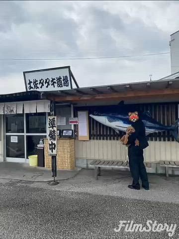 2日目はカツオの藁焼き体験🔥
お店は10時からですが8時から記帳出来ると電話で確認していたので8時前に到着したのに既に2組記帳済み💦
まだ雨が降っていなかったので近所をお散歩🐾
藁焼き体験も楽しかったし予想以上の美味しさに大満足🐟

その後は鳴無神社へ⛩️
おみくじは水に溶ける素材で海に流すという珍しい作法です♪