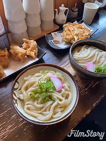 買い物したり温泉に入ってお昼にまたまたうどん🍜
ここは前回フラッと入ったお店ですが美味しかったので再訪。
ここは普通に高めの値段ですが、メニュー表がないので個別の値段は不明😆
かなり並びましたが私達はここの味が好きです♪
帰りは淡路島経由では無く瀬戸大橋を渡り岡山へ🚗