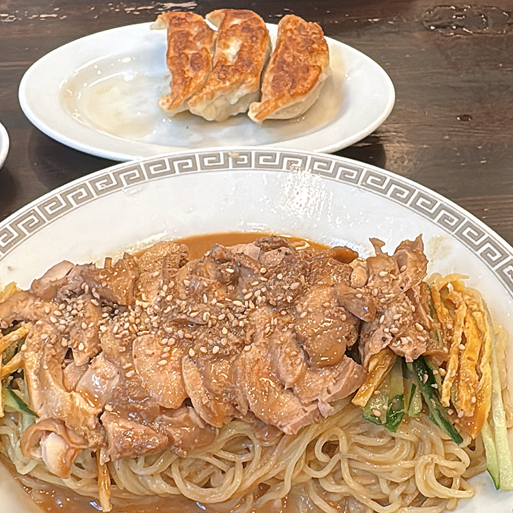 今回もランチ時に預けて

銀座のランチを堪能…と思っていましたが

評判より美味しくなかった

昨年100周年を迎えたらしいです

それで話題だったのか！

夏季限定の冷やし中華(鶏ごま味)で

季節限定でもあり、いつもは外で並んでいるお店なんです

台風の時はさすがに空いているだろうと行ってきました

不味くはないです、フツー





