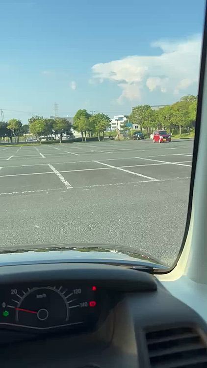 いつもは満車の駐車場なのに、、🥵