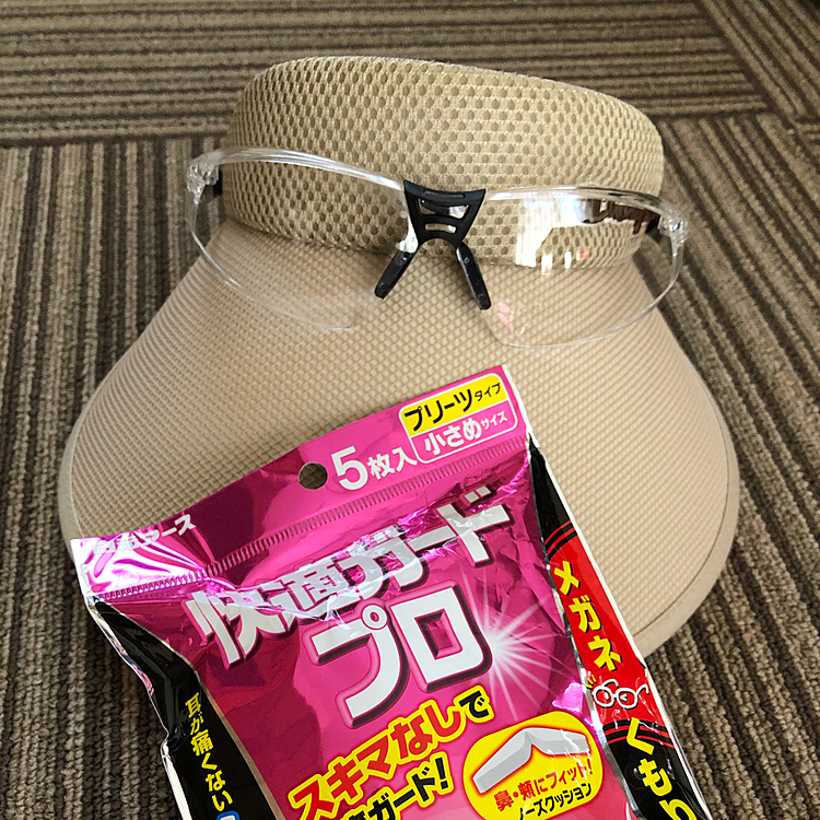 コロナ🦠対策散歩グッズ🚶‍♀️。
ゴーグル🥽
マスク
サンバイザー。
少しやり過ぎ感ありますが。笑笑
