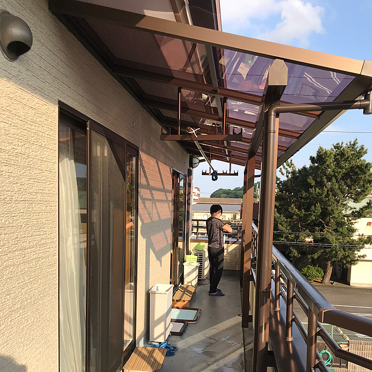 ベランダ屋根設置❣️
ワンコ達の為に、洗濯物のために？雨除けの為に？暑さよけよために？
内緒ですが、わんこ達の為にが1番❣️
おトイレの時雨に打たれません。
自由に出入りできます😊

