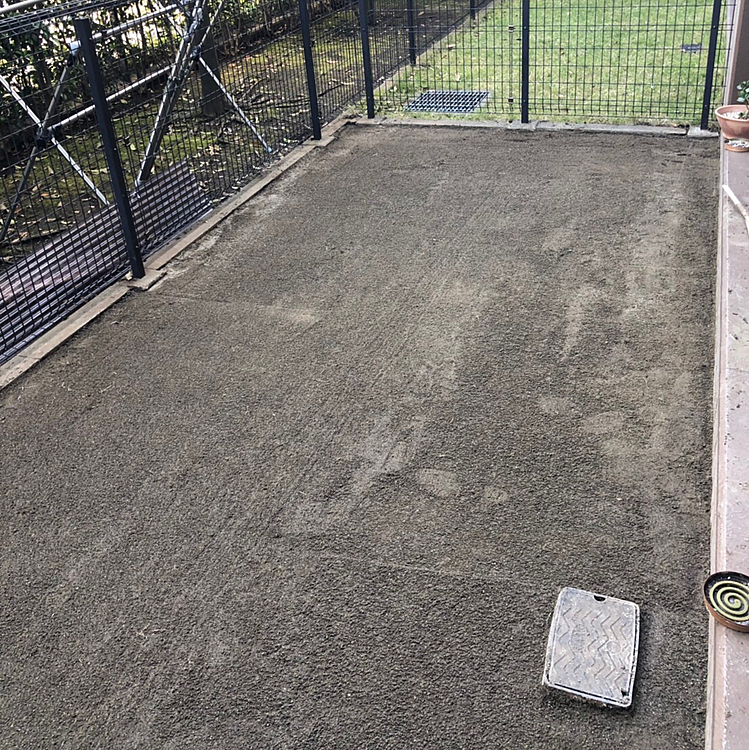 人工芝をはります

雑草を全部取り除き土を引き詰めて平らにならしました。