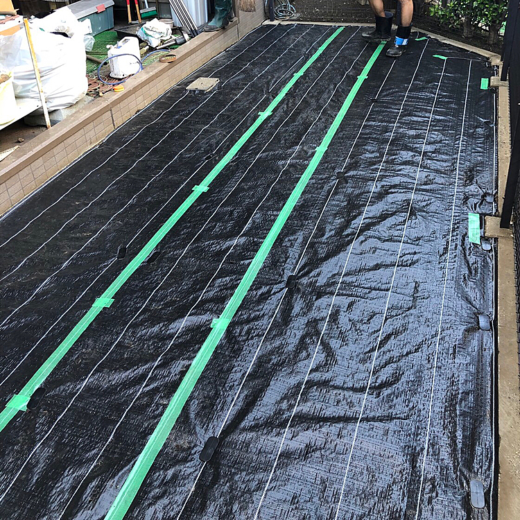 防草シートをはり。