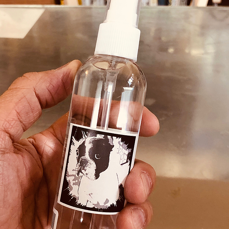 ホームセンターでミストボトルを買って来て、携帯して持ち歩くために次亜塩素酸水を入れました😀
識別のために、まろラベルを作って貼りました😁